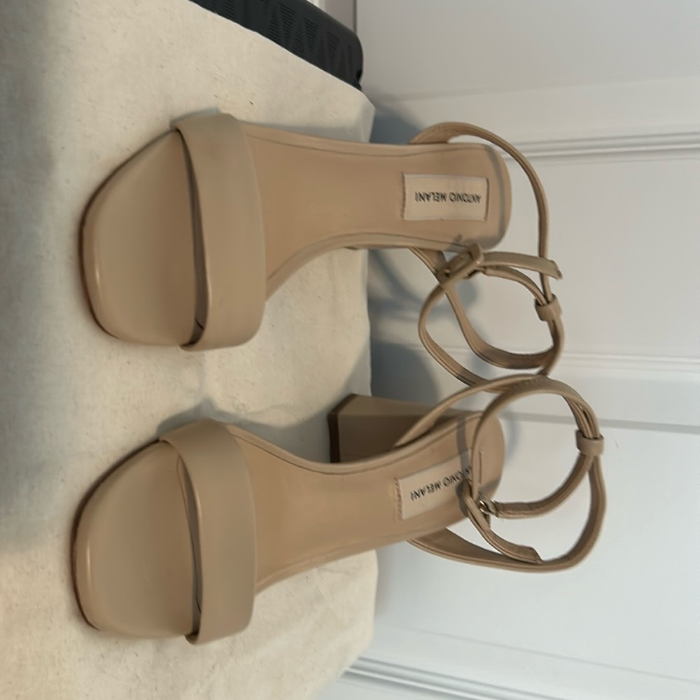 Simple and nice sandals with neutral color. Can match it with any color.